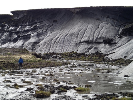 Tinande permafrost i Arktiska Kanada (se personen i bilden för skala). Foto: Gustaf Hugelius.
