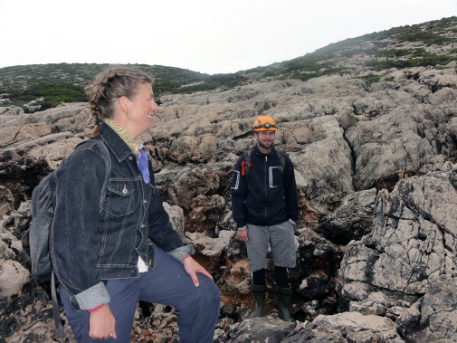 Karin Holmgren och Martin Finné i närheten av grottan Mavri Trypa på ön Schiza utanför Peloponnesos sydvästra kust.
