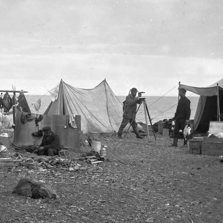 Nära Hotellneset i Adventfjorden mellan 20 juni och 5 september 1896. Fotograf Otto von Knorring.